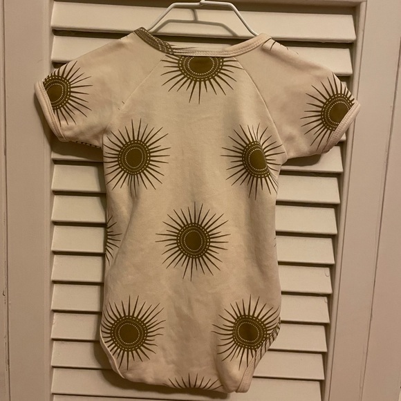 Kate Quinn Fennel Sun Wrap Bodysuit 6-12M - Picture 2 of 3